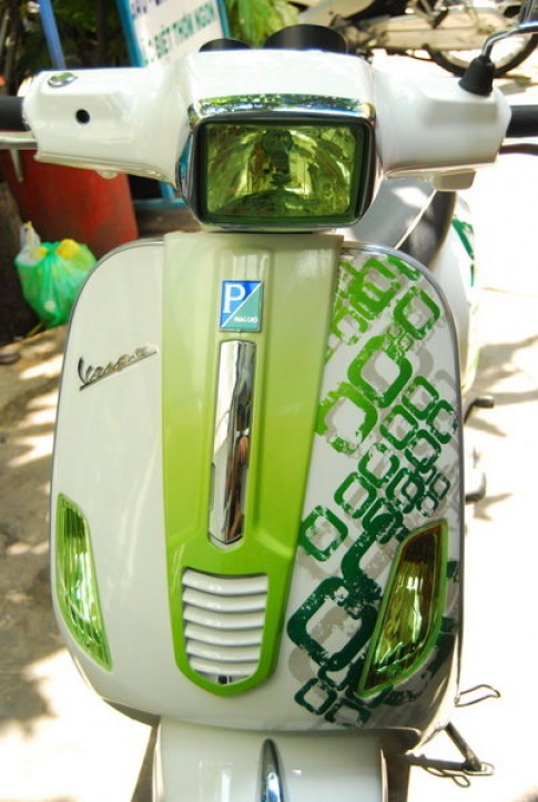 Vespa S green camon cua Saigon Air Brush.
