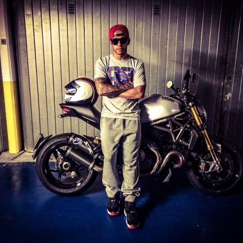 Lewis Hamilton mua Ducati Monster 1200 de quen di noi buon thi dau