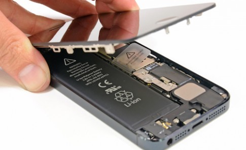 Apple len chuong trinh thay the pin cho iPhone 5 bi loi