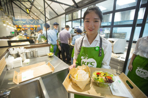KFC Trung Quoc choi troi khi quyet dinh ban bia va ‘do an xanh’ thay vi ga ran