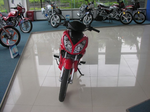 Bat ngo voi bo anh xe Trung Quoc 110cc giong y het mau Yamaha X1R
