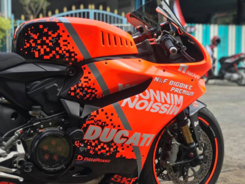 Ducati Panigale 899 do tuoi roi trong tong mau cam Neon den tu TT Bigbike Design