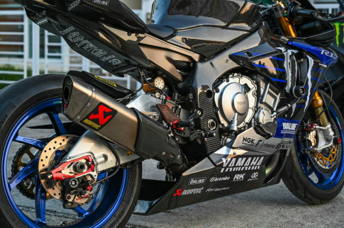Yamaha R1M do nhay ben voi phong cach Monster GP 2019