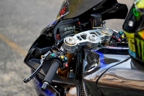 Yamaha R1M do sieu an tuong voi phong cach duong dua Monster GP
