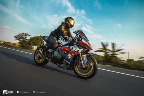 BMW S1000RR do chay bong trong dien mao cuc chat