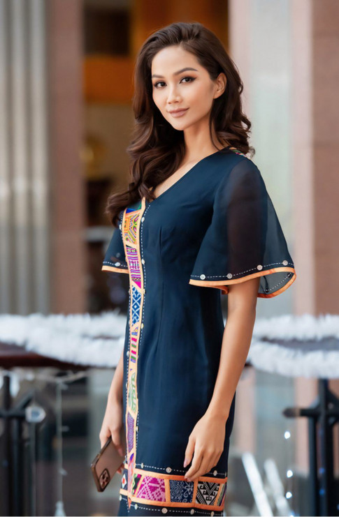 “Tieu vu tru” Miss Universe Vietnam tranh thu cham da, lam nao loan ca san bay Dubai