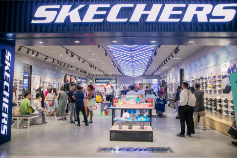 Nhà Skechers vùa ra mát của hàng concept mói tại Crescent Mall, khién các tín dò thòi trang “dúng ngòi khong yen”