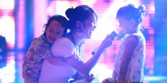 ‘Bống’ Hồng Nhung nô đùa cùng 2 con nhỏ trên sân khấu