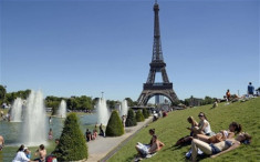Sự khác biệt thú vị giữa người dân Paris và khách du lịch