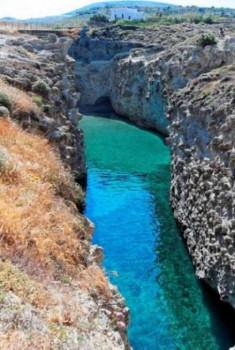 Bãi biển trong... hang động ở Hy Lạp