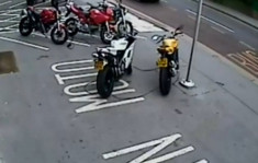 Đi SH trộm Ducati tại showroom