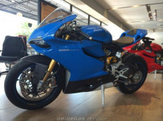 Ducati 1199 mang màu xanh Biển Đông