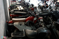 Kho xe môtô cũ trong xưởng phục chế ở Hà Nội