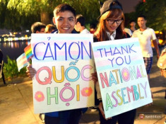 Ngày hợp pháp hoá chuyển giới: Bạn trẻ ra đường với bảng chữ “Cảm ơn Quốc hội”