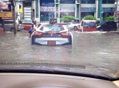 Siêu xe BMW i8 lội bì bõm trong nước ngập