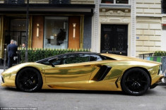 Siêu xe Lamborghini Aventador dát vàng ròng gây náo loạn đường phố