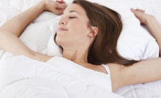 Tại sao phụ nữ nên nằm ngửa khi ngủ?