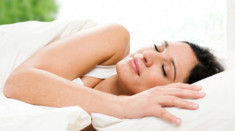 6 cách ngăn ngừa nếp nhăn khi ngủ 