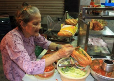 Ẩm thực đường phố không thể thiếu bánh mì Việt Nam