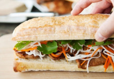 Ăn bánh mì kẹp chả vỉa hè, coi chừng rước ổ bệnh