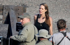 Angelina Jolie: Từ thảm đỏ tới bụi đường