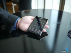 Ảnh thực tế smartphone dáng lạ BlackBerry Passport