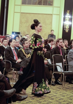Áo dài lụa Lan Hương gây ấn tượng trên sân khấu Đức