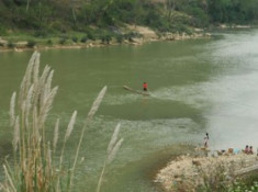 Bè nứa lướt chậm ở Sông Đà