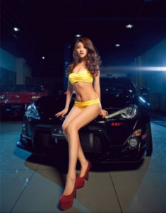 Bikini vàng sexy “thiêu đốt” bên xế độ Toyota