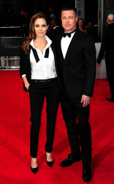 Brad Pitt và Angelina Jolie cùng diện tuxedo lên thảm đỏ