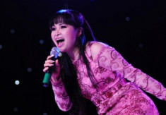 Ca sĩ Trang Nhung diện áo thiết kế lạ mắt