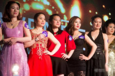 Các bà nội trợ Trung Quốc tự tin catwalk trong show diễn nội y