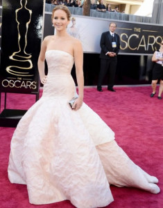 Các sao gặp sự cố váy áo tại Oscar 2013
