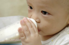 Cách giúp bé uống được nhiều sữa