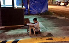 Cậu bé vô gia cư dùng ánh đèn lọt ra từ cửa hàng McDonald‘s để học bài