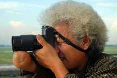 [Chân dung nhiếp ảnh] Người nghệ sĩ quốc tế 40 năm chụp ảnh bằng một tay