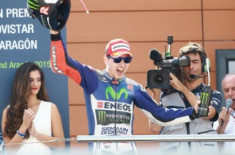 Chặng 14 Moto GP lại vinh danh một đứa con Tây Ban Nha khác: J.Lorenzo của đội đua Movistar Yamaha