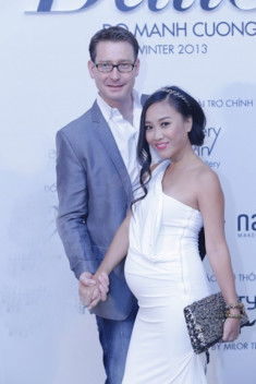 Chồng ân cần dắt tay Đoan Trang đi xem thời trang