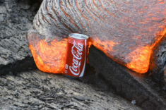 Chuyện gì sẽ xảy ra nếu ném một lon CocaCola vào dung nham?