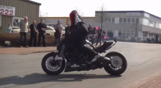 [Clip] Biểu diễn stunt Ducati Diavel tuyệt vời