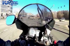 [Clip] Kết thúc của 1 biker tỏ ra “nguy hiểm” trên Suzuki GSX