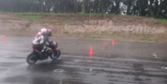 [Clip]Bajaj Pulsar 200NS “úp cua” MotoGP dưới trời mưa