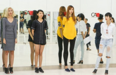Cô gái cao 1,9 m tập catwalk cho show thời trang tóc
