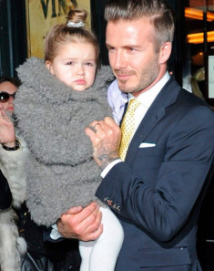 Con gái của Victoria Beckham tự chọn váy áo mỗi sáng