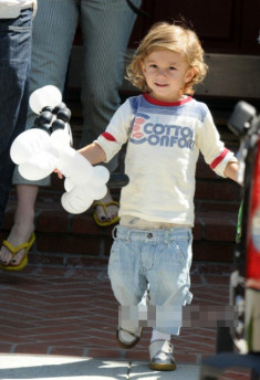 Con trai Gwen Stefani mặc sành điệu