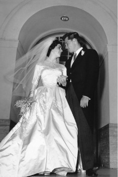 Đấu giá váy cưới đầu tiên của Elizabeth Taylor