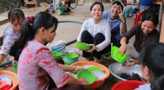 Đi rửa chén từ thiện, Việt Hương khóc vì để con gái một mình