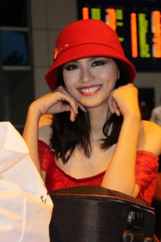 Diễm Hương khéo chọn nón đỏ với váy