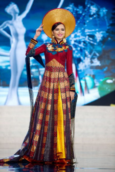 Diễm Hương mặc áo dài trên sân khấu Miss Universe