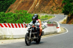 Du khách đến Huế thích thú với loại hình “môtô ôm” đường dài